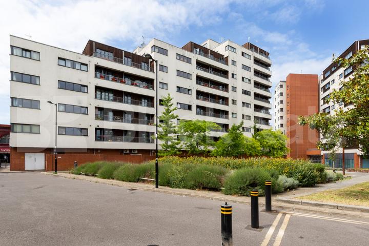 A newly refurbished three double bedroom flat situated in a period conversion Caledonian Road, Holloway